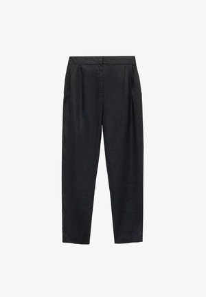 Zwarte op maat gemaakte broek met plooien, zijzakken en een rechte pijp.