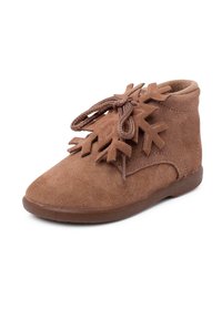 Stivale in suede marrone con punta tonda, caratterizzato da un design testurizzato a fiocco di neve e lacci intrecciati, montato su una suola flessibile marrone.