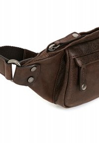 Borsa in pelle marrone a vita con finitura testurizzata, dotata di dettagli in metallo argentato, diversi scomparti con zip e una tracolla regolabile.