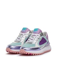 Chaussures de sport multicolores présentant des matériaux argentés, violets et teal. Accents métalliques, surfaces texturées et une semelle en caoutchouc rose.