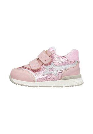 Sneaker rosa per bambini con upper in paillettes, dettagli in suede, due strap in Velcro, stella bianca e suola in gomma testurizzata.