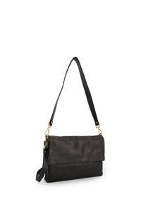 Schwarze Leder-Crossbody-Tasche mit umklappbarem Deckel, goldenen Hardware-Details und einem verstellbaren Tragegurt. Verfügt über eine glatte Textur und ein minimalistisches Design.