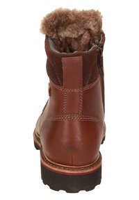 Braune Leder-Ankle-Boots mit einem strukturierten, braunen Fellkragen, seitlichem Reißverschluss, genähten Akzenten und einem gemusterten Profil auf der schwarzen Gummisohle.