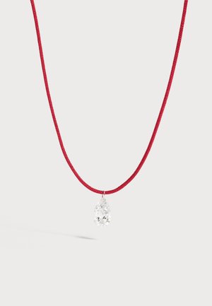 Collana con cordoncino intrecciato rosso con un singolo pendente a goccia di cristallo trasparente appeso al centro.