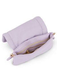 Clutch bag in pelle viola chiaro con chiusura a zip, dotata di una tasca interna e accenti in metallo dorato. Texture liscia.