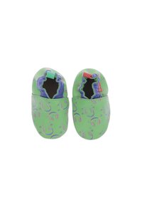 Chaussures pour bébé en cuir doux vert avec des accents violets et une ouverture froncée, arborant un motif coloré de notes de musique sur toute la surface.