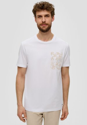 Witte katoenen t-shirt met een beige patroonachtige zak aan de linkerkant, korte mouwen en een ronde hals. Minimalistisch ontwerp.