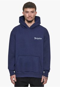 Granatowa bluza z kapturem wykonana z miękkiego materiału, posiadająca przednią kieszeń, w luźnym fasonie, z białym napisem "Dropsize" na lewej piersi.