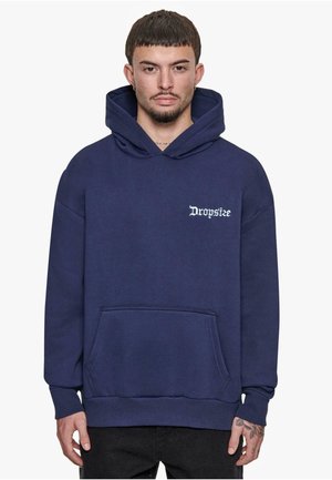 Mørkeblå hettegenser laget av myk stoff med en frontlomme, oversize passform, og hvit tekst "Dropsize" på venstre brystområde.