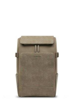 Beiger rechteckiger Rucksack mit Frontklappe, Reißverschlusstasche, Seitenträgern und „KAPTEN & SON“-Logo mittig auf der Fronttasche.