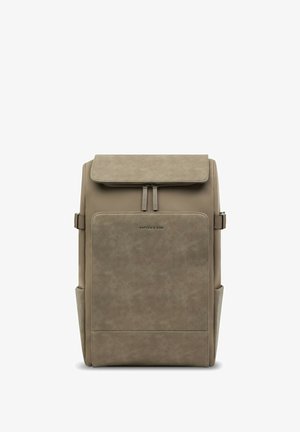 Beiger rechteckiger Rucksack mit Frontklappe, Reißverschlusstasche, Seitenträgern und „KAPTEN & SON“-Logo mittig auf der Fronttasche.