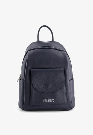 Navy blauwe leren rugzak met een afgeronde vorm, bovenhandvat, voorzak, ritssluiting en een subtiele textuurafwerking. Bevat een merkdetail.