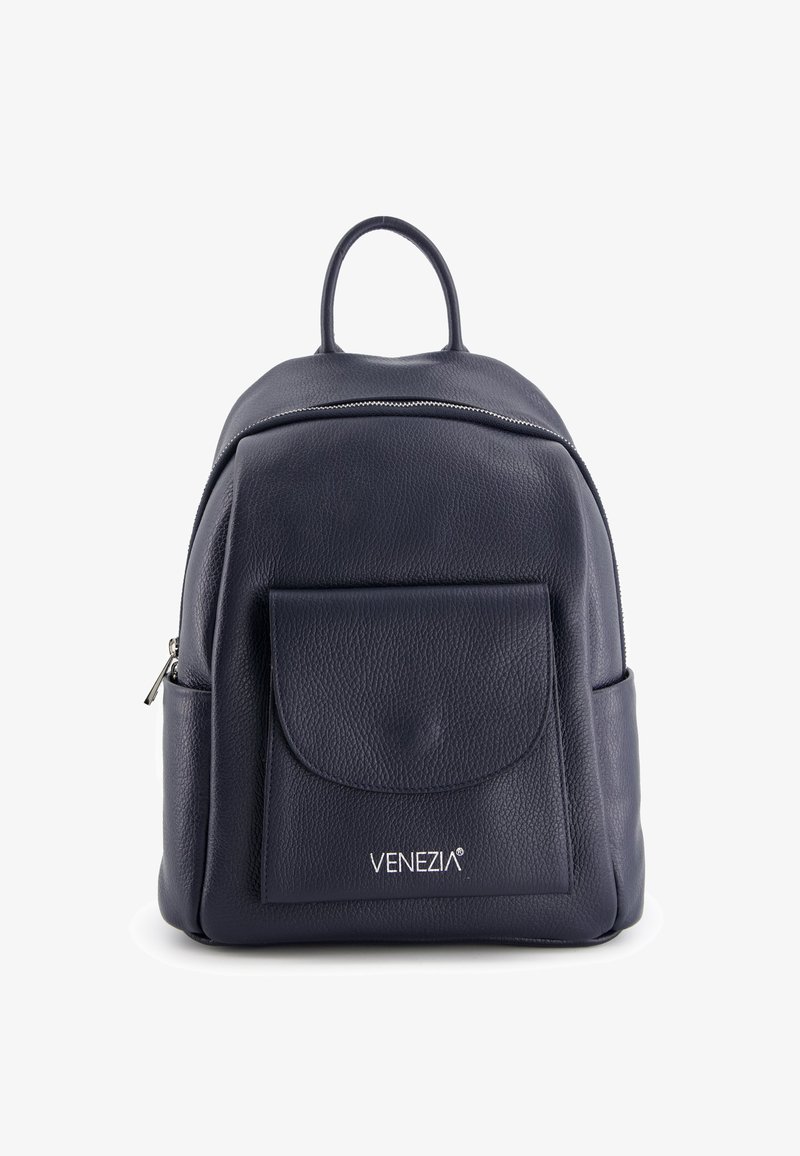 Granatowy skórzany plecak o zaokrąglonym kształcie, z górną rączką, przednią kieszenią, zamkiem błyskawicznym i subtelnym teksturowanym wykończeniem. Zawiera detal z logotypem.