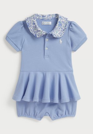 Mono tipo polo de color azul claro con mangas cortas abullonadas, cuello con estampado floral, falda plisada y pequeño logo bordado en el pecho.