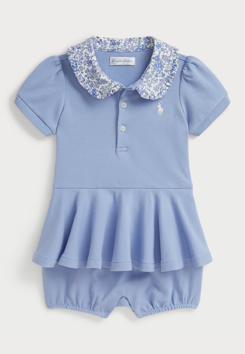 Macacão estilo polo azul-claro com mangas curtas bufantes, gola com padrão floral, saia plissada e pequeno logotipo bordado no peito.