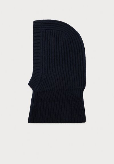 Balaclava canelada em azul marinho com uma abertura para o rosto, projetada para aquecer e cobrir.