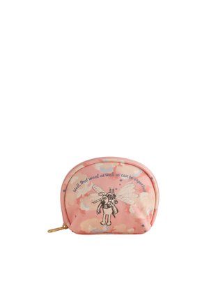 Kleine rosa Stofftasche mit Wolkenmustern, Cartoonfigur mit Flügeln und dem Text "Well, that went as well as can be expected."