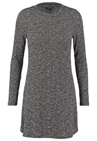 Abito grigio a maniche lunghe con un design a maglia testurizzata. Presenta un collo rotondo e un orlo leggermente svasato, realizzato in un tessuto morbido.