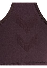 Paarse sportbeha met een gladde stoftextuur, een afgeronde halslijn en een chevronpatroon dat over de voorkant is geperst.