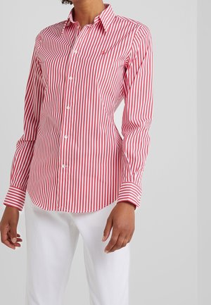 Rood-wit gestreept overhemd met knopen, een kraag, lange mouwen en een losse pasvorm. Voorzien van witte knopen en een gladde stoftextuur.