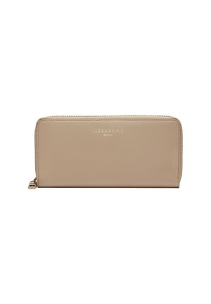Beige Leder Geldbörse mit Reißverschluss, geprägtem Markenlogo auf der Vorderseite und glatter Textur. Rechteckige Form, minimalistisches Design.