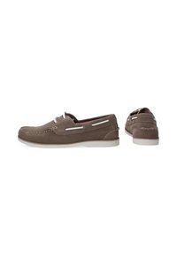 Brune ruskinds slip-on sko med hvide snørebånd, syede detaljer og en struktureret overflade. Har en hvid sål og et lavprofil design.
