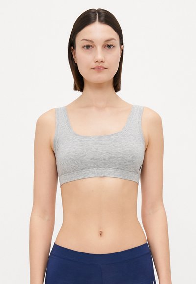 Grå bomuldsbralette med rundet halsudskæring, brede skulderstropper og elastikbånd forneden; minimalistisk design og blød tekstur.