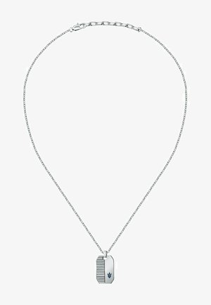 Collier en argent avec une chaîne fine, présentant un pendentif rectangulaire avec une surface texturée et lisse, ainsi qu'un petit détail de logo.