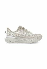 Baskets de sport beige clair avec une tige en maille texturée, motif réfléchissant et semelle rembourrée. Comprend une languette au talon.