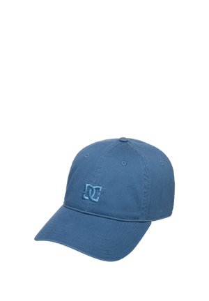Gorra de béisbol azul con el logo DC bordado en la parte frontal y visera curvada sobre fondo blanco.