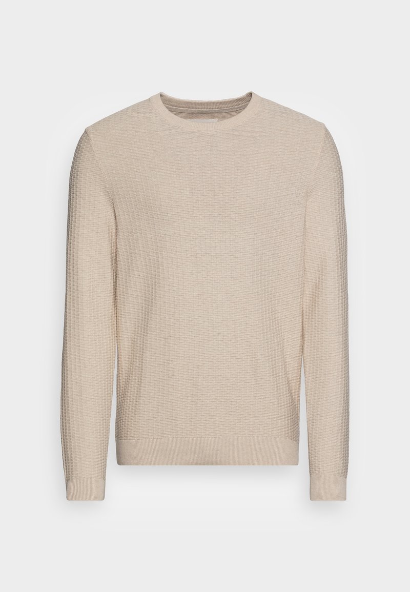Pull beige à manches longues en maille avec poignets et ourlet côtelés, présentant un motif texturé subtil et un col rond.
