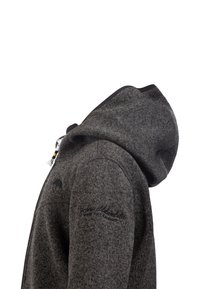 Chaqueta con capucha gris que presenta un tejido de punto texturizado, costuras visibles y un logo en el hombro. Incluye cordón para ajustar la capucha.