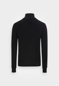 Maglione a collo alto nero a coste con maniche lunghe, vestibilità aderente e superficie texturizzata. Presenta un colletto alto e orlo rifinito con cura.