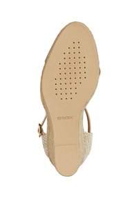 Beige espadrillid, millel on kudumiga pealispind ja lõikekujundus. Tallal on sile pind, millel on ventilatsiooniavad ja kuldne aktsent rihm.