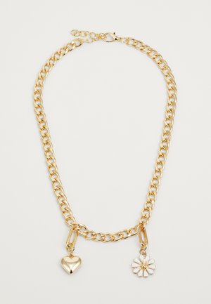 Guldkedja med ett hjärt- och prästkragpendant. Kedjan har stora länkar; pendanterna är glänsande och dekorativa med färgerna guld och vitt.