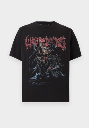 Μαύρο T-shirt με κόκκινο κείμενο "Wasted Paris", με μπλε και γκρι γραφικά ενός κρανίου και ενός πανοπλισμένου πολεμιστή που κρατά σπαθί.