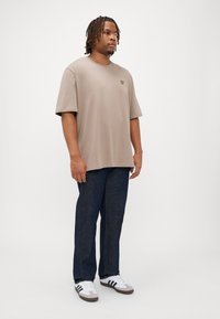 Lyle & Scott Jednoduché tričko - heritage taupe