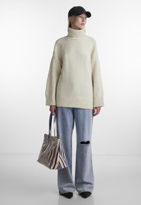 Pieces PCNANCY LS LOOSE ROLL NECK NOOS BC
 - Džemperis - birch
