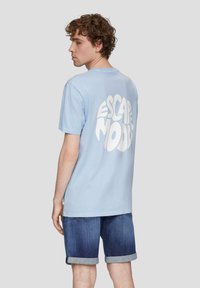 QS MIT BRUST- UND RÜCKEN - T-shirt print - himmelblau