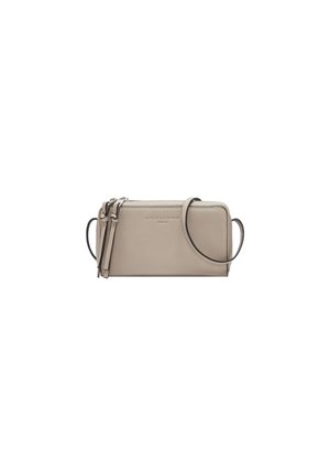 Sac bandoulière en cuir beige clair avec fermeture éclair, dotée d'une sangle amovible et d'un logo embossé, texture lisse et forme rectangulaire.