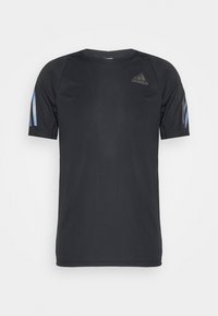 Camiseta atlética de manga corta en color negro, fabricada con un material ligero. Presenta rayas en degradado azul en los hombros y un logotipo sutil en el pecho.