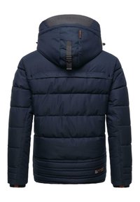 Chaqueta acolchada azul marino con capucha, que presenta una superficie texturizada, costuras horizontales y un logotipo en la parte posterior. Correa ajustable en el cuello.