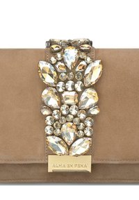 Clutch de ante beige que presenta un diseño floral con joyas, adornado con varios cristales transparentes y en tono dorado, complementado por una placa de marca en tono dorado.