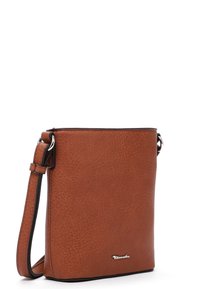 Brun faux læder crossbody taske med struktureret overflade, justerbar rem og sølvhardware. Har et logo foran.