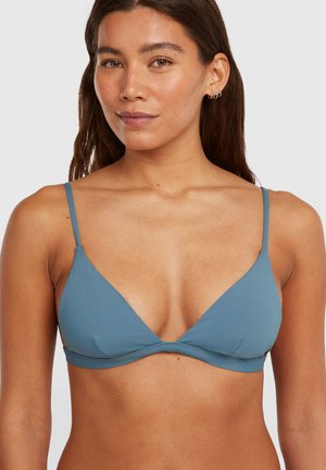 Haut de bikini triangle en tissu bleu doux avec fines bretelles ajustables, présentant une texture lisse et un design minimaliste sans ornements.