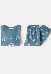 Blå bomullspyjamas i set med en långärmad topp som har en björnansiktsdesign och byxor med ett upprepat björn-mönster. Mjuk textur, avslappnad passform.