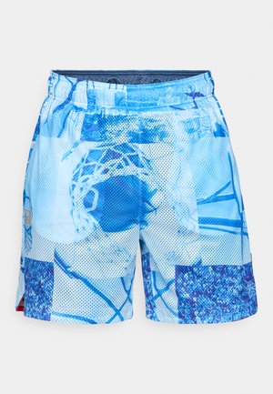 Blå meshshorts med et abstrakt grafisk design i forskellige nuancer af blå. Elastisk talje med et lille logoaccent på siden.