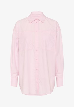 Camisa de botones de color rosa claro con cuello, mangas largas, dos bolsillos frontales y dobladillo recto. Confeccionada con suave tela de algodón.