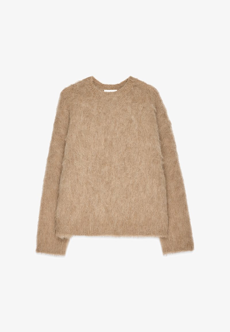 Beige, fluffy trui gemaakt van zacht, gestructureerd materiaal. Heeft een ronde halslijn en lange mouwen met een losse pasvorm voor comfort.