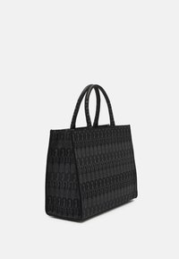 Bolso de tela negra con forma estructurada, que presenta un patrón de logotipos repetido. Tiene dos asas alargadas y una base plana.
